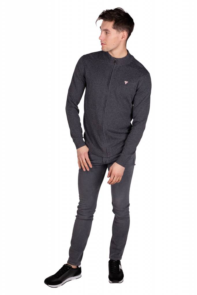 Detal stylizacja guess sweter męski triangle logo front M94R53 Z2HK0 Detal stylizacja guess sweter męski triangle logo front M94R53 Z2HK0