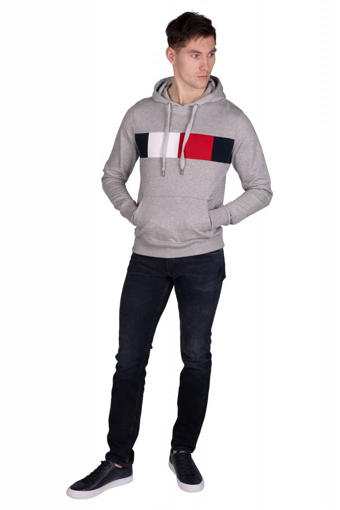 Detal stylizacja tommy hilfiger bluza męska flag chest MW0MW10511 Detal stylizacja tommy hilfiger bluza męska flag chest MW0MW10511