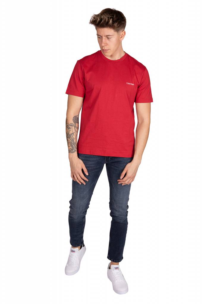 Detal stylizacja calvin klein t-shirt męski cotton chest logo K10K103307 Detal stylizacja calvin klein t-shirt męski cotton chest logo K10K103307