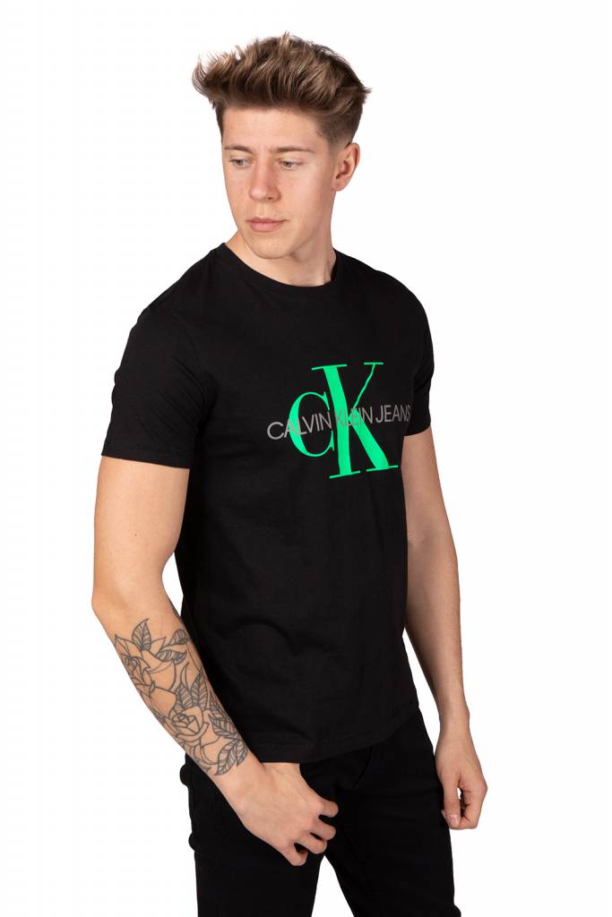 Detal stylizacja calvin klein jeans t-shirt męski seasonal monogram tee J30J317065 Detal stylizacja calvin klein jeans t-shirt męski seasonal monogram tee J30J317065