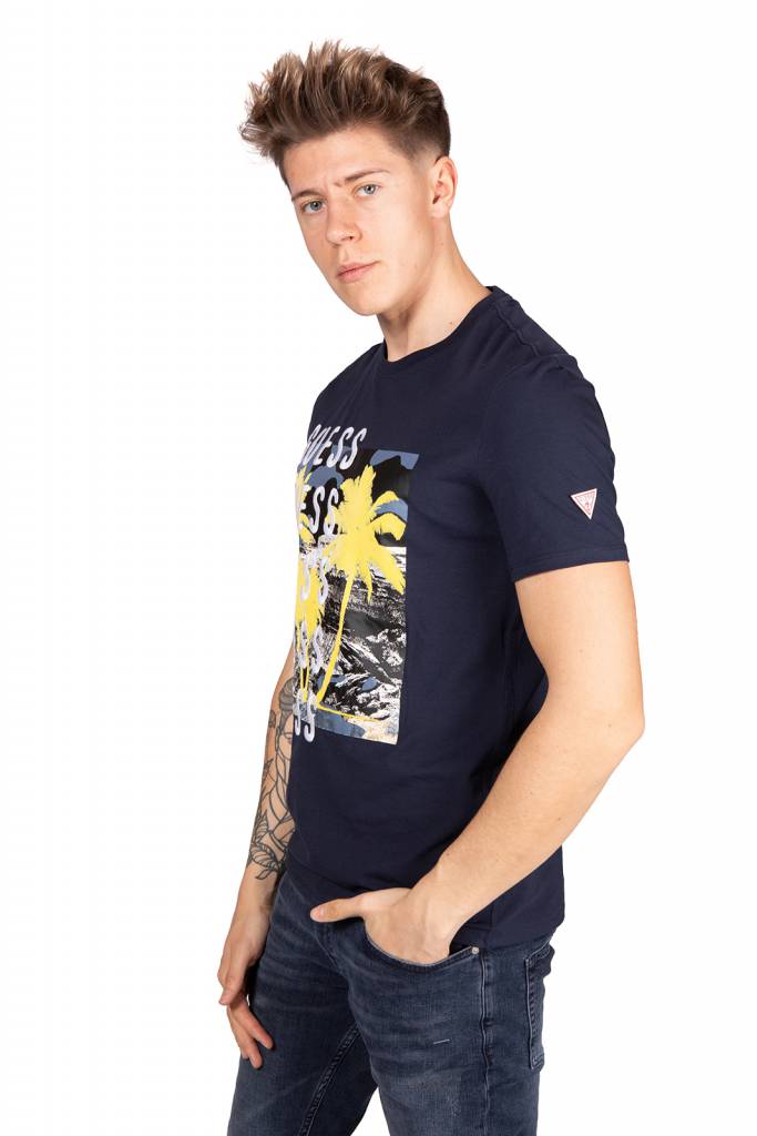 Przód guess t-shirt męski z nadrukiem camuspace tee M1GI58 J1311 Przód guess t-shirt męski z nadrukiem camuspace tee M1GI58 J1311
