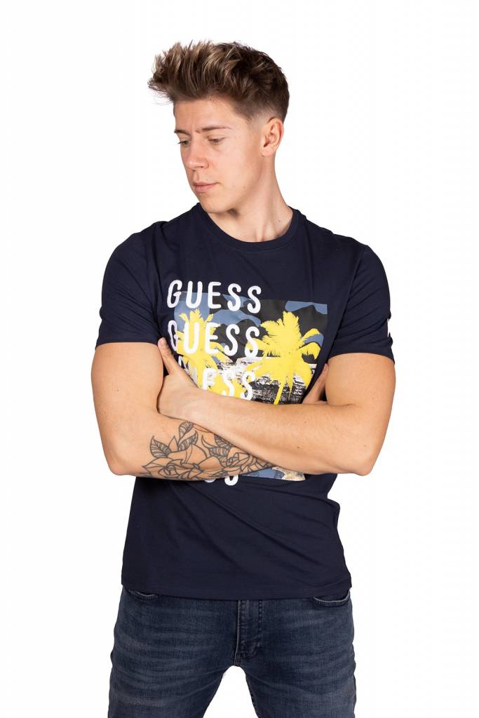 Guess t-shirt męski z nadrukiem camuspace tee M1GI58 J1311 Guess t-shirt męski z nadrukiem camuspace tee M1GI58 J1311