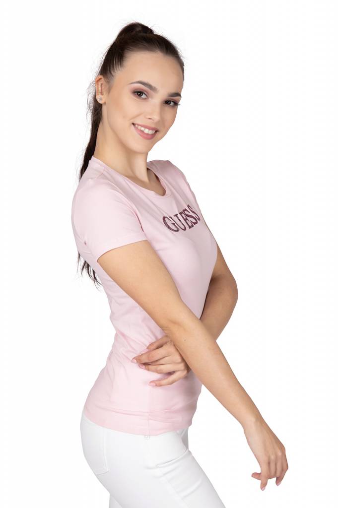 Detal stylizacja guess t-shirt damski miriana z brokatowym nadrukiem W1RI9G J1300 Detal stylizacja guess t-shirt damski miriana z brokatowym nadrukiem W1RI9G J1300