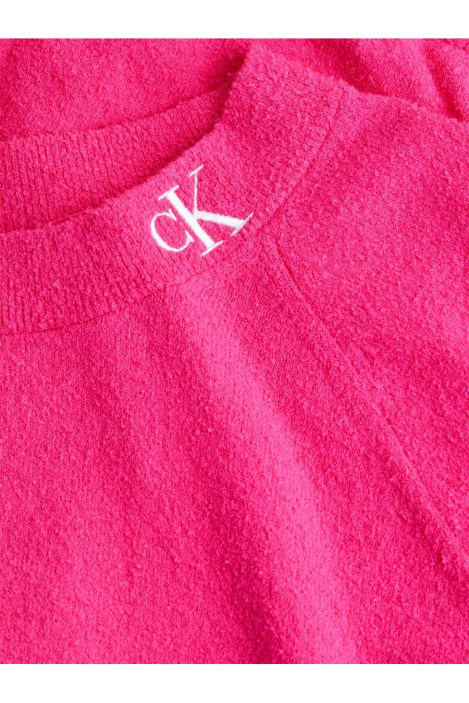 Detal stylizacja calvin klein jeans sweter damski fluffy neck logo J20J215593 Detal stylizacja calvin klein jeans sweter damski fluffy neck logo J20J215593