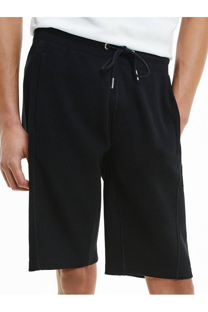 Przód męskie szorty dresowe z dzianiny waflowej calvin klein jeans J30J317986 Przód męskie szorty dresowe z dzianiny waflowej calvin klein jeans J30J317986