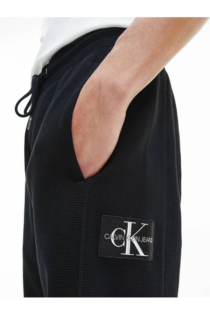 Detal stylizacja męskie szorty dresowe z dzianiny waflowej calvin klein jeans J30J317986 Detal stylizacja męskie szorty dresowe z dzianiny waflowej calvin klein jeans J30J317986