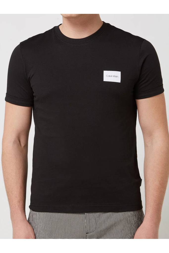 Przód calvin klein męski t-shirt z naszywką i logo K10K107281 Przód calvin klein męski t-shirt z naszywką i logo K10K107281