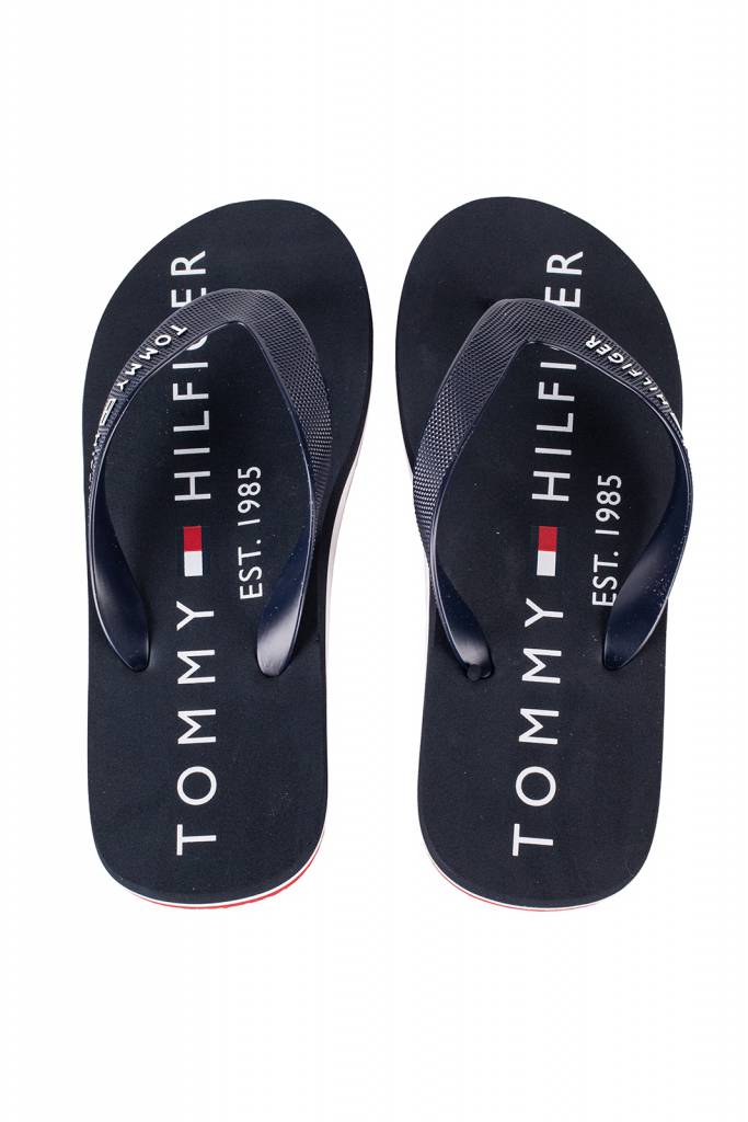 Detal stylizacja tommy hilfiger japonki męskie print beach FM0FM03382 Detal stylizacja tommy hilfiger japonki męskie print beach FM0FM03382