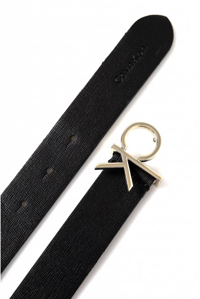 Detal stylizacja calvin klein pasek damski logo saffiano K60K608295 Detal stylizacja calvin klein pasek damski logo saffiano K60K608295