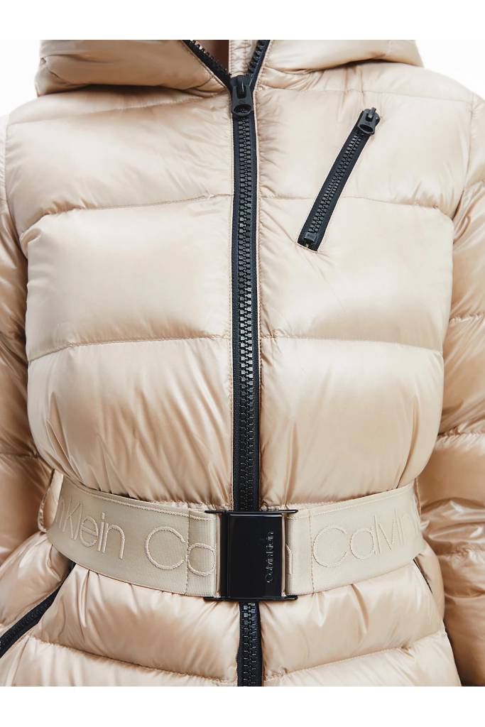 Detal stylizacja calvin klein kurtka damska puchowa z kapturem i paskiem K20K203054 Detal stylizacja calvin klein kurtka damska puchowa z kapturem i paskiem K20K203054