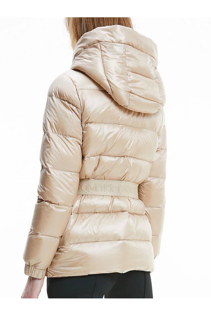 Tył calvin klein kurtka damska puchowa z kapturem i paskiem K20K203054 Tył calvin klein kurtka damska puchowa z kapturem i paskiem K20K203054