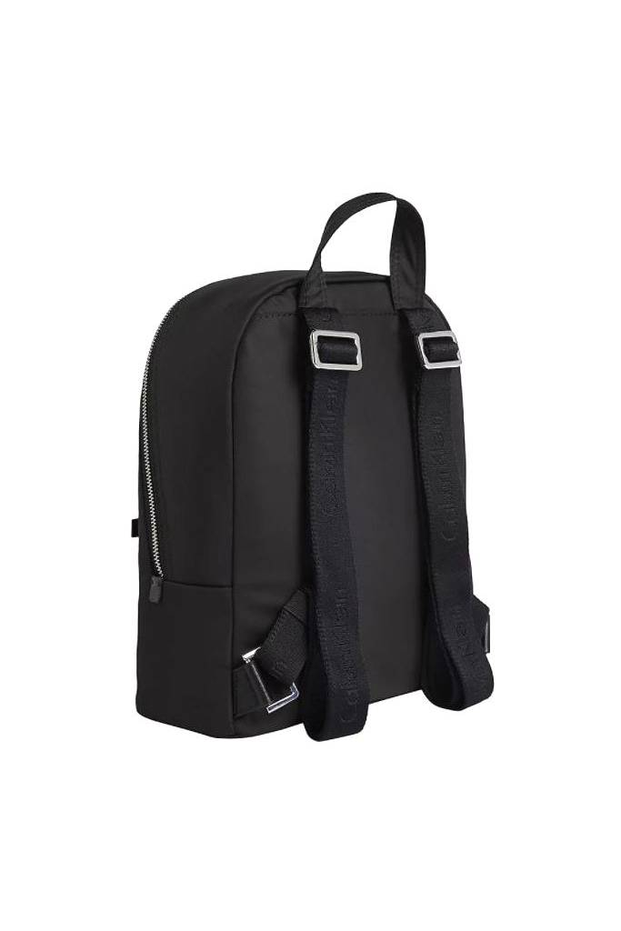 Detal stylizacja calvin klein okrągły plecak damski K60K608669 Detal stylizacja calvin klein okrągły plecak damski K60K608669