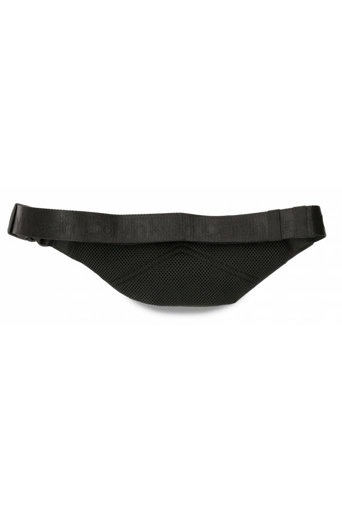 Detal stylizacja calvin klein nerka męska code na ramię K50K507297 Detal stylizacja calvin klein nerka męska code na ramię K50K507297