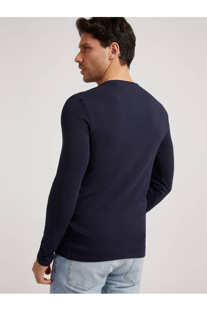 Detal 5 guess longsleeve męski z mini trójkątnym logo M1RI08 J1311 Detal 5 guess longsleeve męski z mini trójkątnym logo M1RI08 J1311