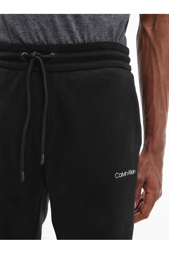 Detal 3 męskie spodnie dresowe calvin klein z bawełny organicznej K10K107954