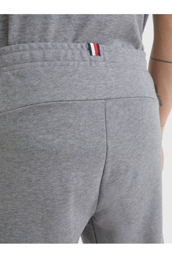 Detal stylizacja męskie szorty dresowe essentials tommy hilfiger MW0MW22741 Detal stylizacja męskie szorty dresowe essentials tommy hilfiger MW0MW22741