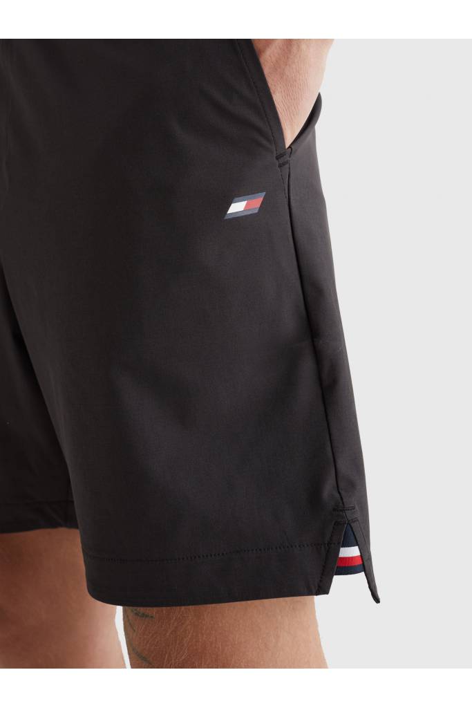 Detal stylizacja męskie szorty treningowe odprowadzające wilgoć tommy hilfiger MW0MW22881 Detal stylizacja męskie szorty treningowe odprowadzające wilgoć tommy hilfiger MW0MW22881
