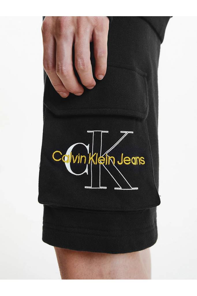 Detal stylizacja męskie szorty dresowe monogram calvin klein jeans J30J320073 Detal stylizacja męskie szorty dresowe monogram calvin klein jeans J30J320073