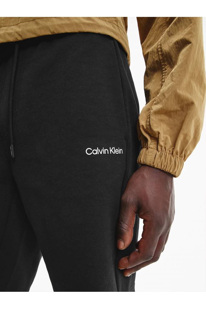 Detal stylizacja męskie szorty z dzianiny dresowej interlock calvin klein K10K109430 Detal stylizacja męskie szorty z dzianiny dresowej interlock calvin klein K10K109430
