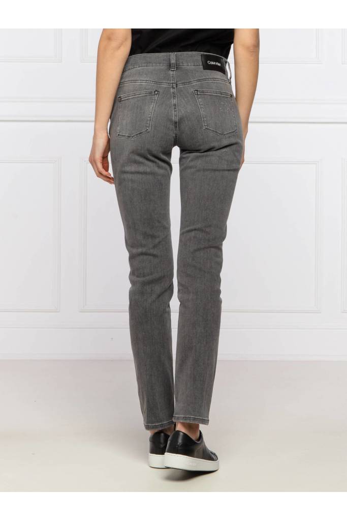 Tył calvin klein jeansy damskie mid rise slim K20K202408 Tył calvin klein jeansy damskie mid rise slim K20K202408