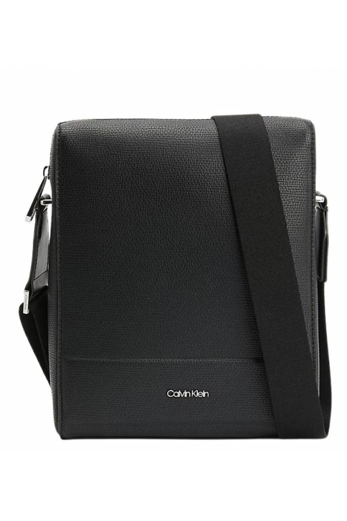 Detal stylizacja saszetka męska na ramię minimalism calvin klein K50K509556 Detal stylizacja saszetka męska na ramię minimalism calvin klein K50K509556