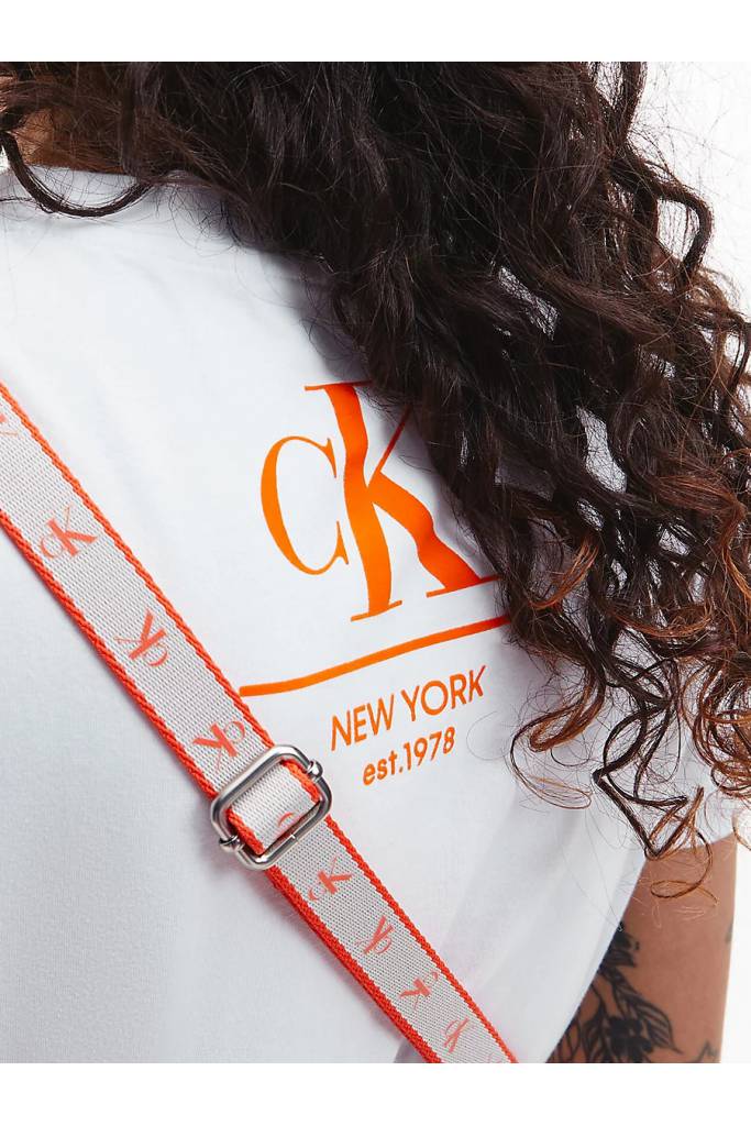 Detal stylizacja t-shirt damski bawełniany z nadrukiem label calvin klein jeans J20J219810 Detal stylizacja t-shirt damski bawełniany z nadrukiem label calvin klein jeans J20J219810