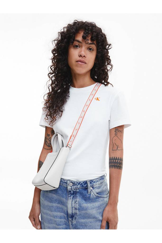 Przód t-shirt damski bawełniany z nadrukiem label calvin klein jeans J20J219810 Przód t-shirt damski bawełniany z nadrukiem label calvin klein jeans J20J219810