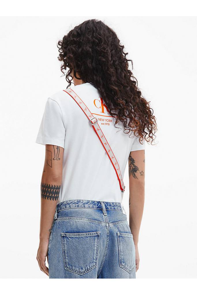 Tył t-shirt damski bawełniany z nadrukiem label calvin klein jeans J20J219810 Tył t-shirt damski bawełniany z nadrukiem label calvin klein jeans J20J219810