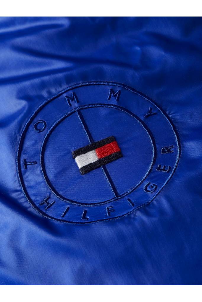 Detal 5 damska kurtka puchowa monogram badge tommy hilfiger WW0WW37479 Detal 5 damska kurtka puchowa monogram badge tommy hilfiger WW0WW37479