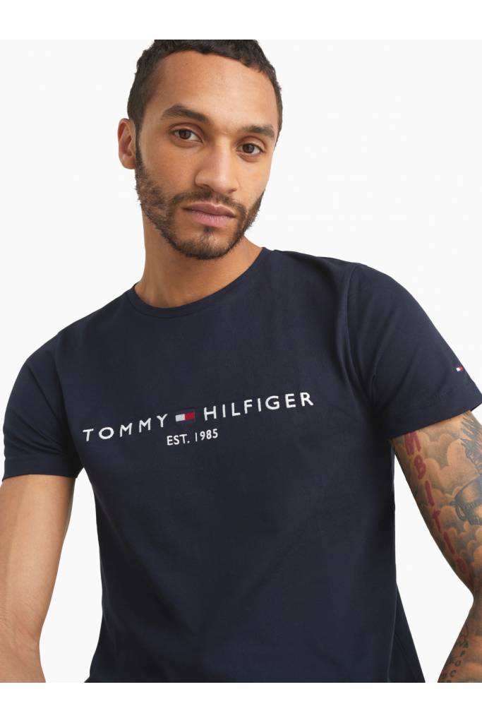 Detal stylizacja męski t-shirt wyszywane logo tommy hilfiger MW0MW11465 Detal stylizacja męski t-shirt wyszywane logo tommy hilfiger MW0MW11465