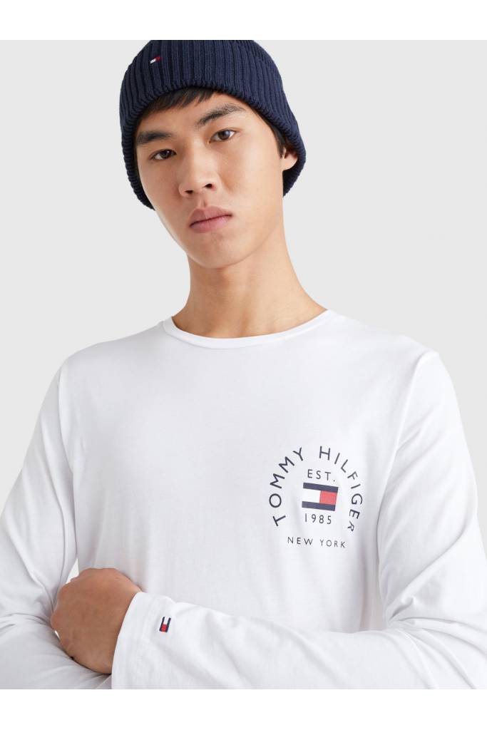 Detal stylizacja longsleeve męski flag arch tommy hilfiger MW0MW27911