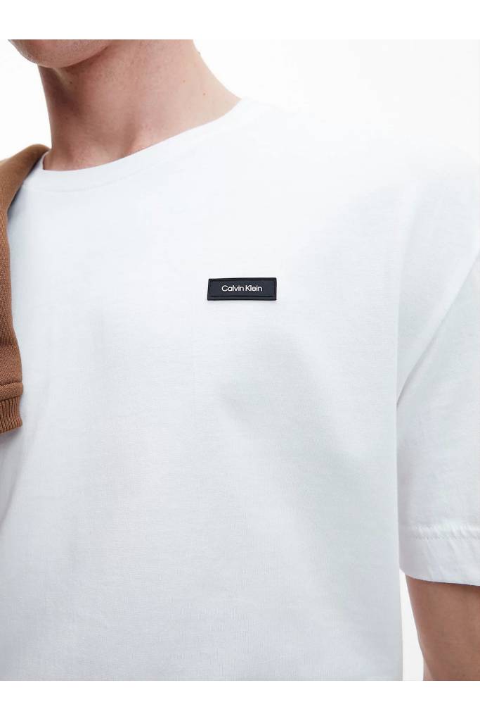 Detal stylizacja męski t-shirt comfort fit calvin klein K10K110669 Detal stylizacja męski t-shirt comfort fit calvin klein K10K110669