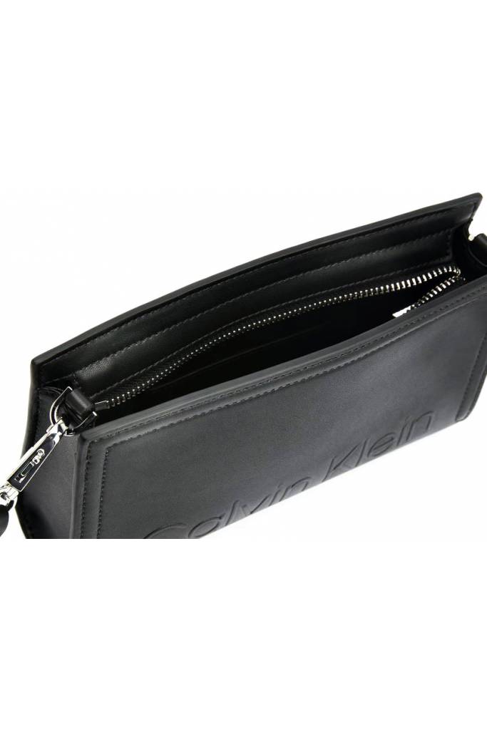 Przód damska torebka na ramię minimal hardware calvin klein K60K609846