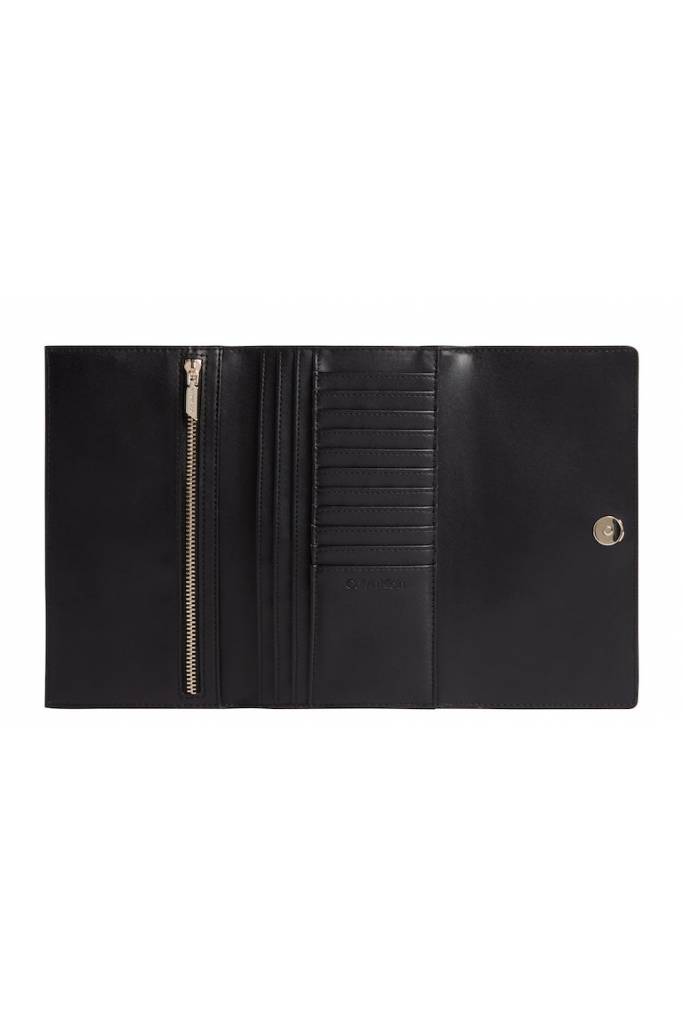 Detal stylizacja duży damski portfel elevated trifold calvin klein K60K609917 Detal stylizacja duży damski portfel elevated trifold calvin klein K60K609917