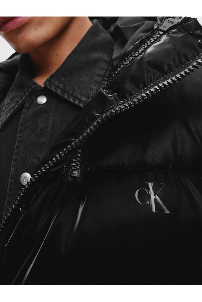 Detal stylizacja męska ocieplana kurtka z kapturem badge shine calvin klein jeans J30J321974 Detal stylizacja męska ocieplana kurtka z kapturem badge shine calvin klein jeans J30J321974