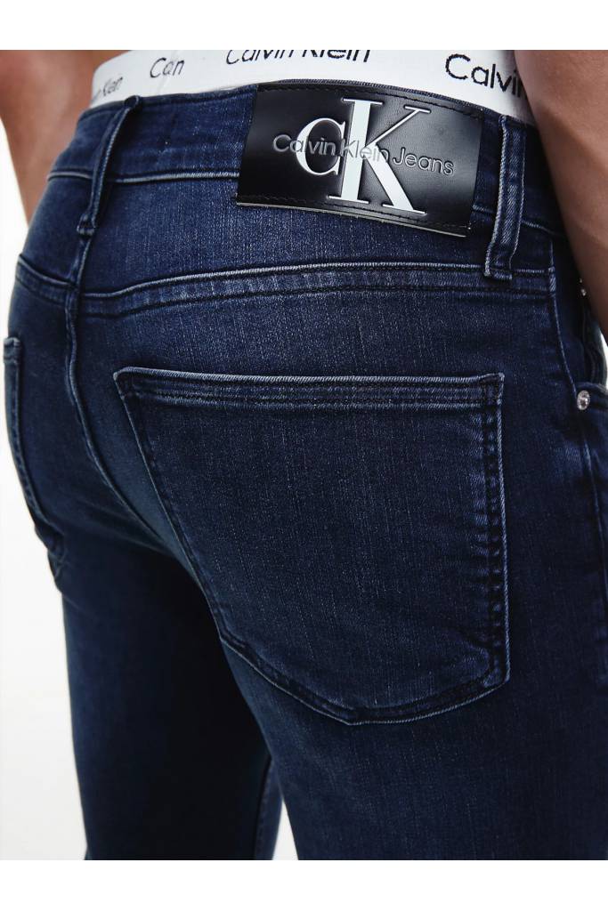 Detal stylizacja zwężane męskie jeansy super skinny calvin klein jeans J30J321288