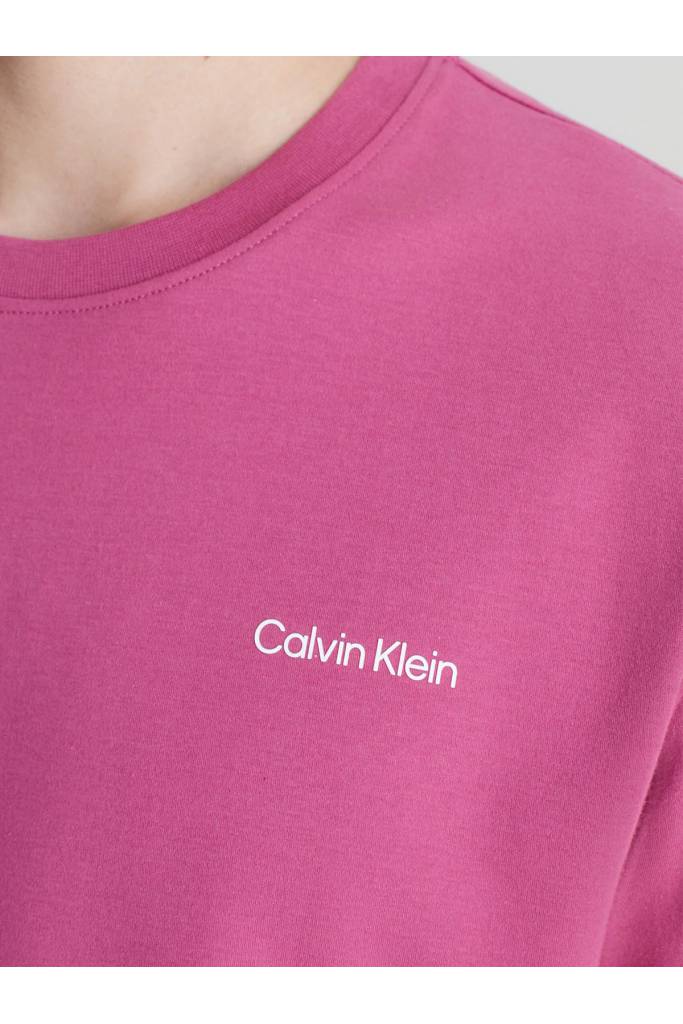 Detal stylizacja męski t-shirt micro logo interlock calvin klein K10K109894 Detal stylizacja męski t-shirt micro logo interlock calvin klein K10K109894