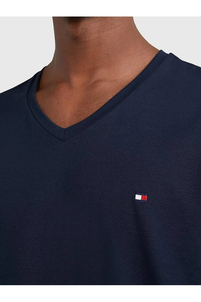 Detal 7 męski t-shirt w serek core stretch tommy hilfiger MW0MW27540 Detal 7 męski t-shirt w serek core stretch tommy hilfiger MW0MW27540