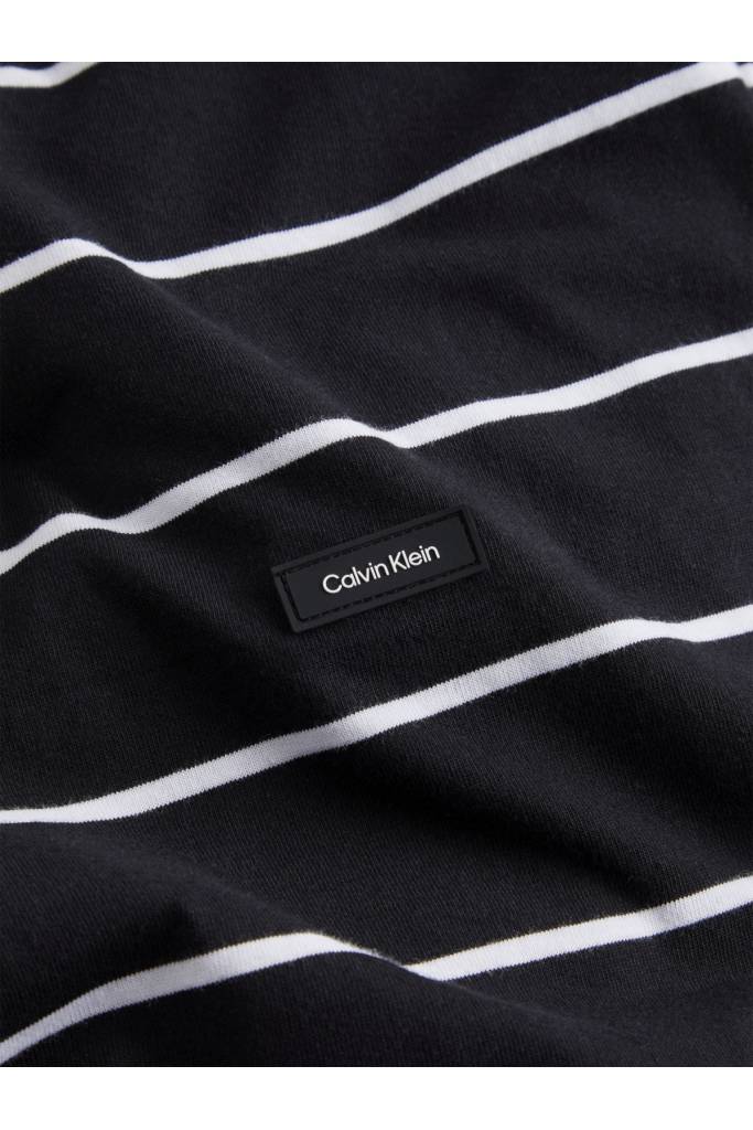 Detal stylizacja męski t-shirt w paski comfort calvin klein K10K111169 Detal stylizacja męski t-shirt w paski comfort calvin klein K10K111169