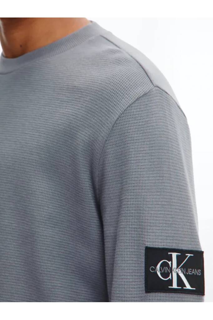 Detal 11 longsleeve męski z bawełny waflowej badge calvin klein jeans J30J316610 Detal 11 longsleeve męski z bawełny waflowej badge calvin klein jeans J30J316610