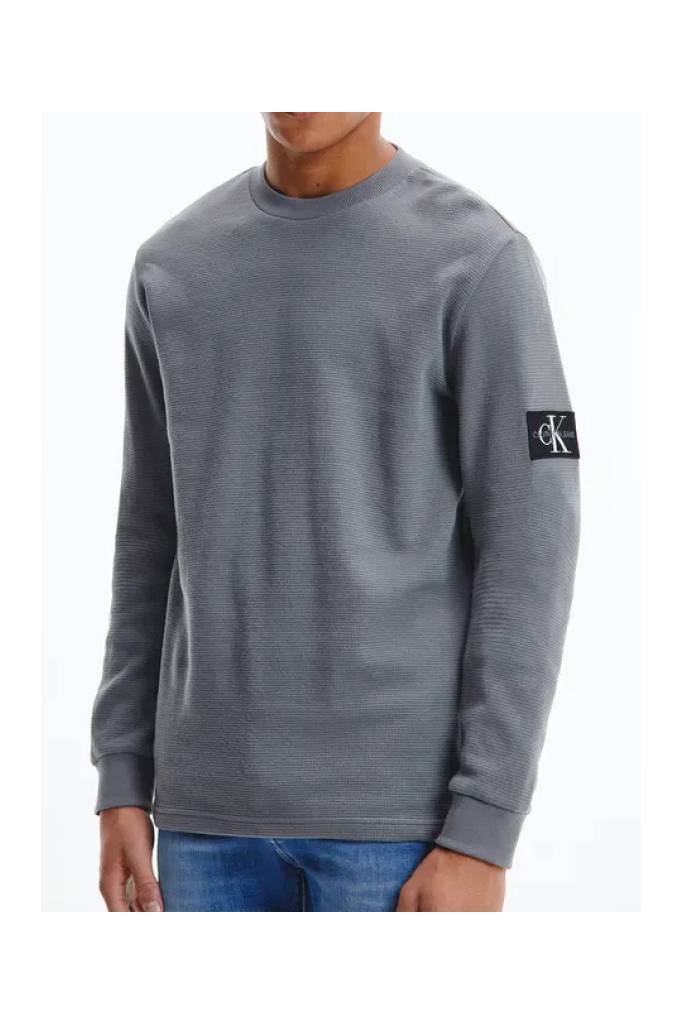 Detal 12 longsleeve męski z bawełny waflowej badge calvin klein jeans J30J316610 Detal 12 longsleeve męski z bawełny waflowej badge calvin klein jeans J30J316610
