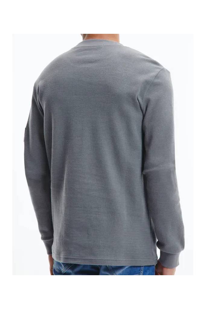 Detal 13 longsleeve męski z bawełny waflowej badge calvin klein jeans J30J316610 Detal 13 longsleeve męski z bawełny waflowej badge calvin klein jeans J30J316610