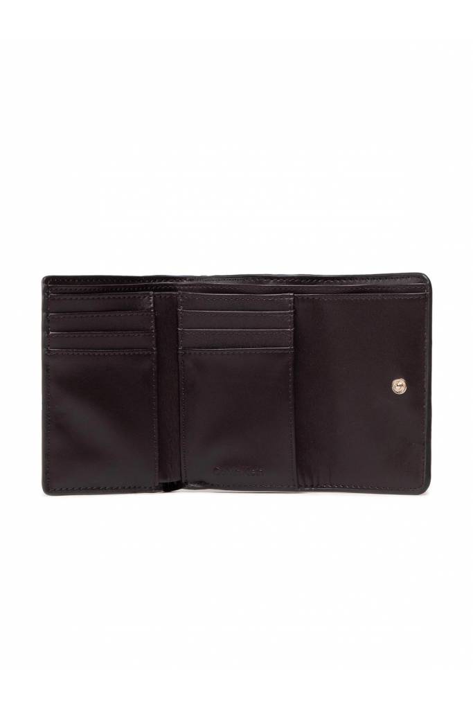 Detal stylizacja damski portfel must trifold calvin klein K60K609559 Detal stylizacja damski portfel must trifold calvin klein K60K609559