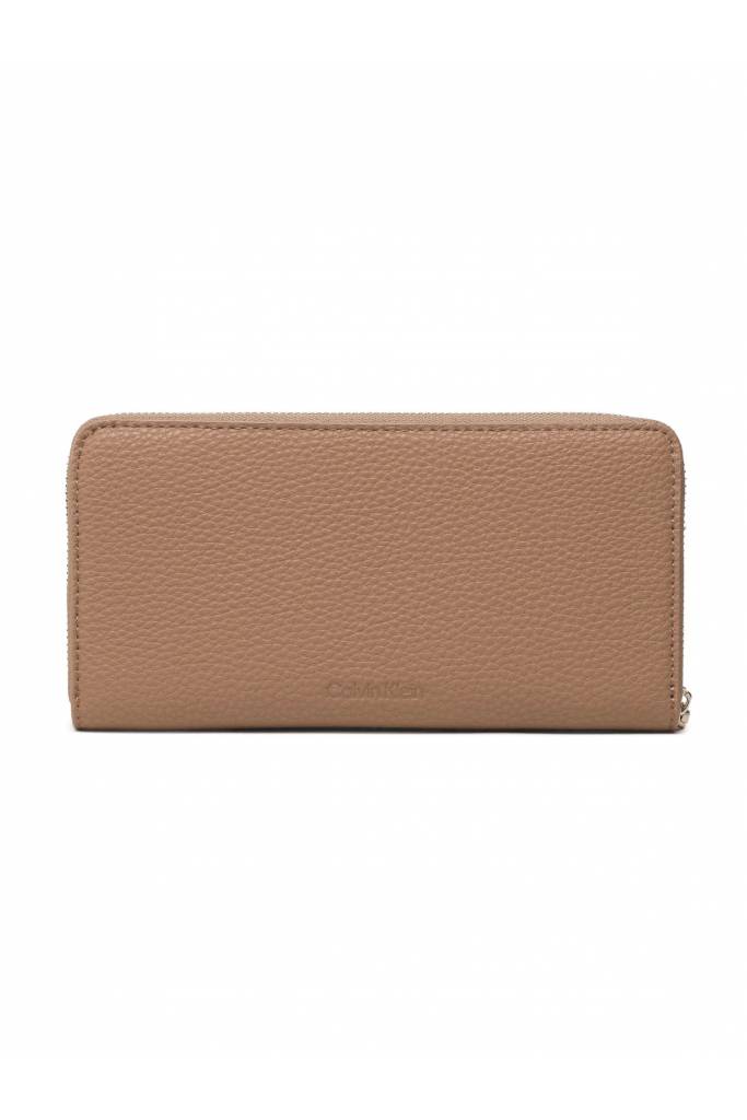 Detal stylizacja duży damski portfel re-lock calvin klein K60K610242 Detal stylizacja duży damski portfel re-lock calvin klein K60K610242