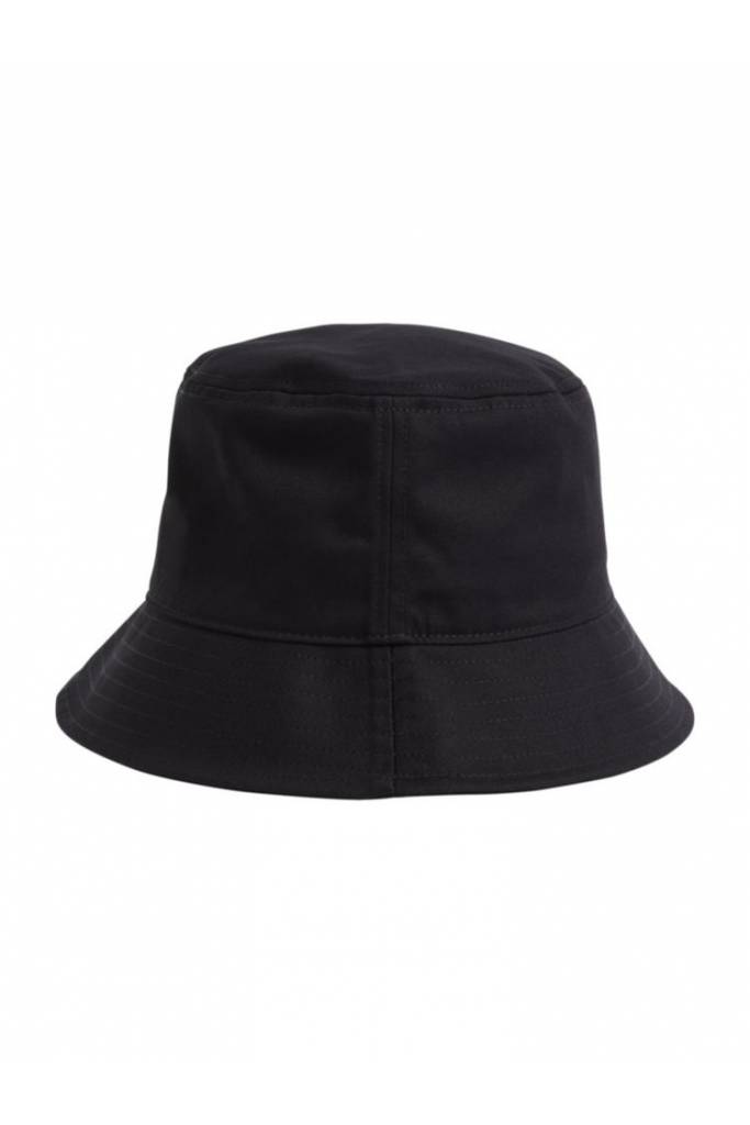 Detal stylizacja męski kapelusz typu bucket elevated patch calvin klein K50K510486