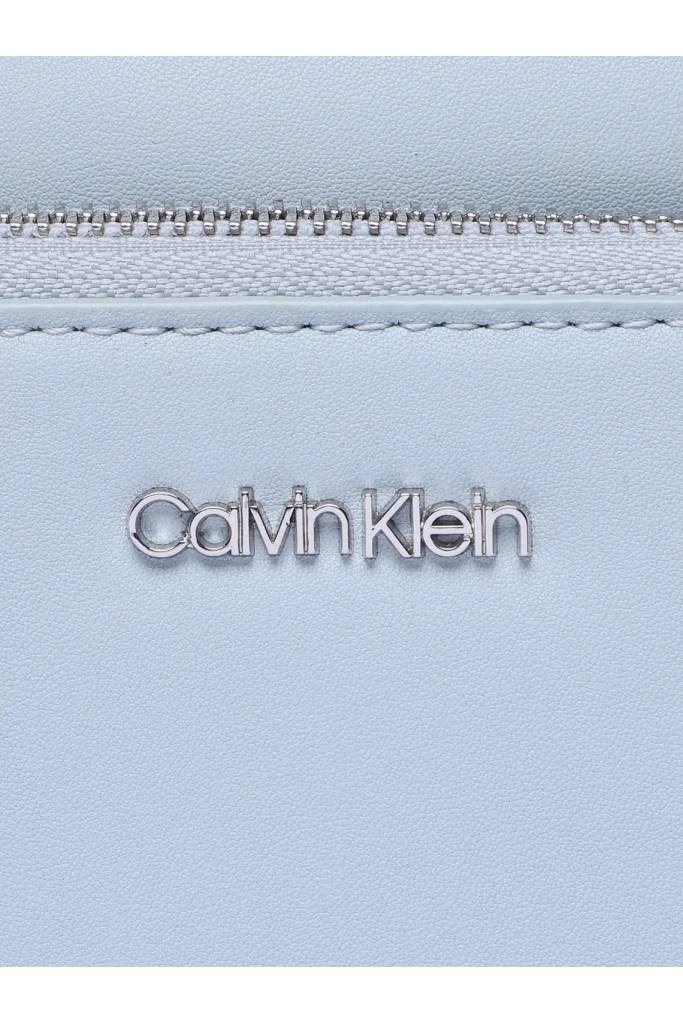 Detal stylizacja damska torebka na ramię must camera calvin klein K60K608410 Detal stylizacja damska torebka na ramię must camera calvin klein K60K608410