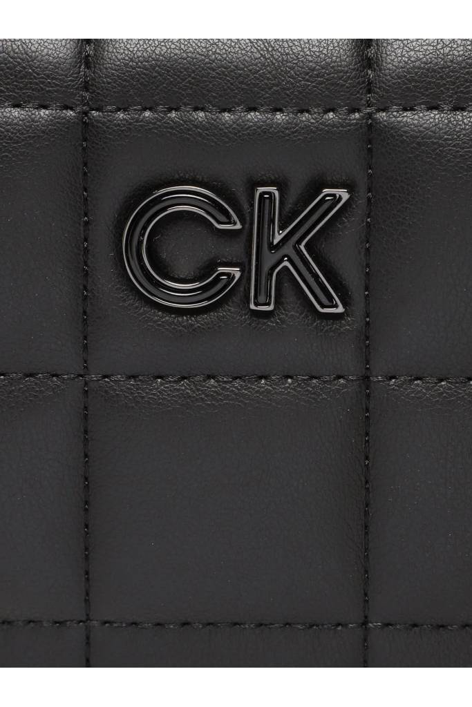 Detal stylizacja damska mała torebka na ramię re-lock quilt calvin klein K60K610445