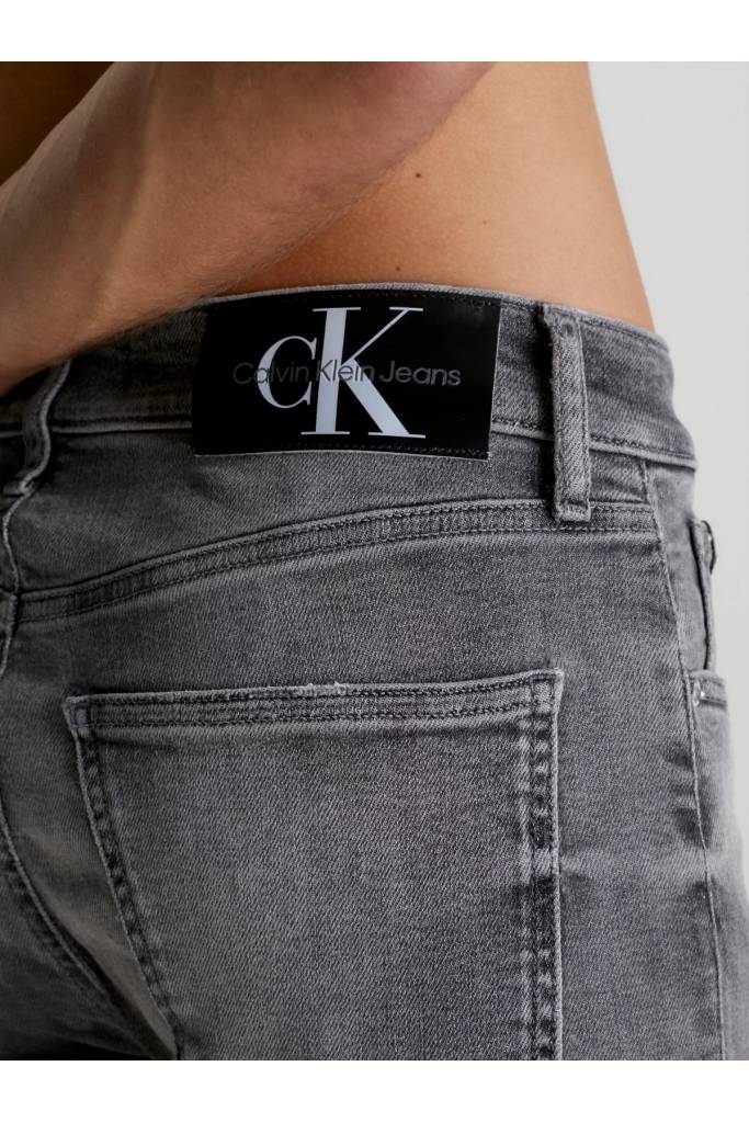 Detal stylizacja męskie jeansy skinny calvin klein jeans J30J322838