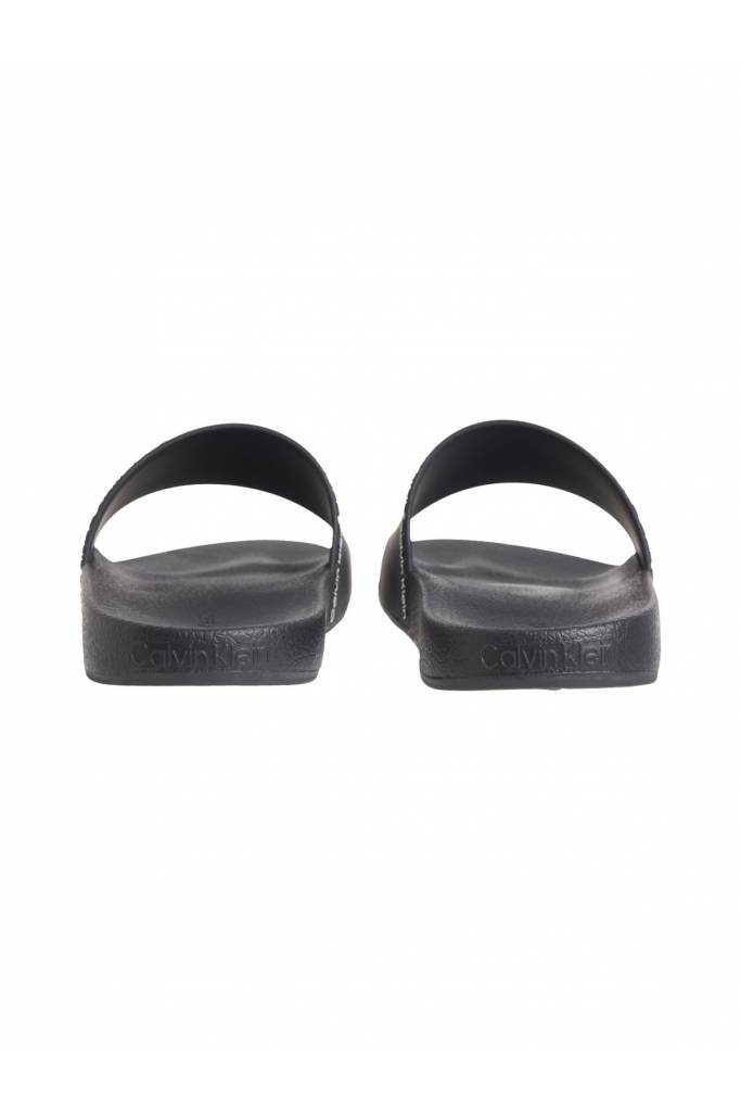 Detal 3 damskie klapki rubber pool slide calvin klein HW0HW01526 Detal 3 damskie klapki rubber pool slide calvin klein HW0HW01526