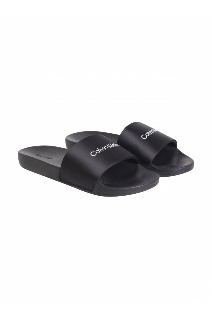 Detal 5 damskie klapki satynowe pool slide calvin klein HW0HW01508 Detal 5 damskie klapki satynowe pool slide calvin klein HW0HW01508